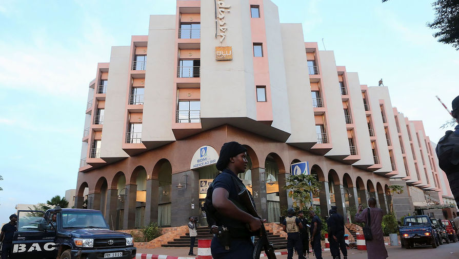 Малийский полицейский около&nbsp;отеля Radisson в&nbsp;Бамако