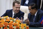 Премьер-министр РФ Дмитрий Медведев и премьер-министр Камбоджи Хун Сен (слева направо) во время подписания совместных документов по итогам российско-камбоджийских переговоров