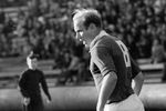 1965 год. Эдуард Стрельцов ведет мяч во время матча