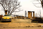 Раритетный автомобиль Buick и сгоревший дом после лесного пожара в городе Санта-Роза, Калифорния, 9 октября 2017 года