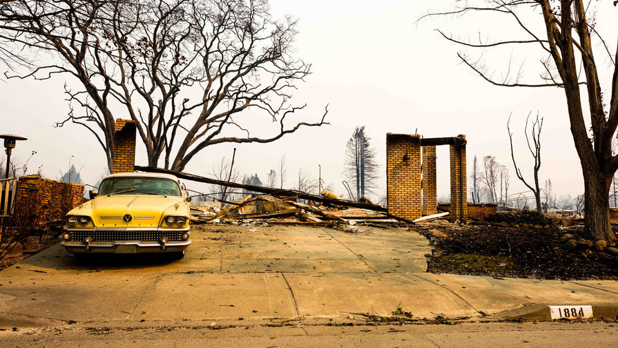 Раритетный автомобиль Buick и сгоревший дом после лесного пожара в&nbsp;городе Санта-Роза, Калифорния, 9&nbsp;октября 2017&nbsp;года