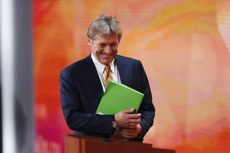 Пресс-секретарь Дмитрий Песков перед началом ежегодной пресс-конференции президента России Владимира Путина в Москве, 14 декабря 2017 года