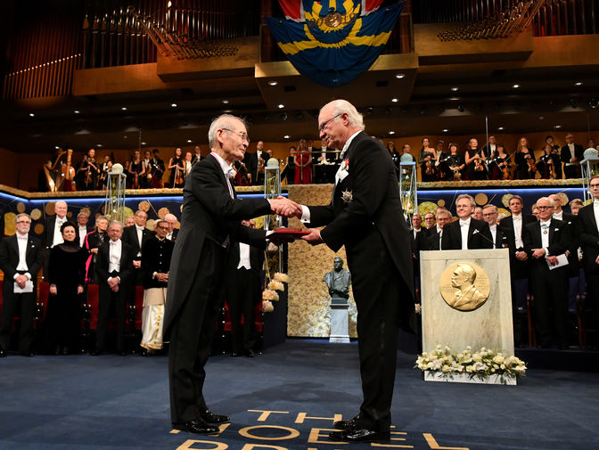 Японский химик Акира Ёсино, лауреат Нобелевской премии по химии, и король Швеции Карл XVI Густав во время церемонии вручения премии в Стокгольме, 10 декабря 2019 года