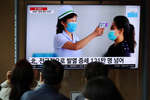 Жители Южной Кореи смотрят новостной репортаж из КНДР о вспышке коронавирусной инфекции, 17 мая 2022 года