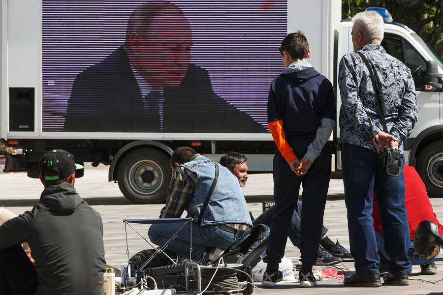 Трансляция видео с президентом РФ Владимиром Путиным на площади у Донецкого академического областного драматического театра в Мариуполе, 25 мая 2022 года