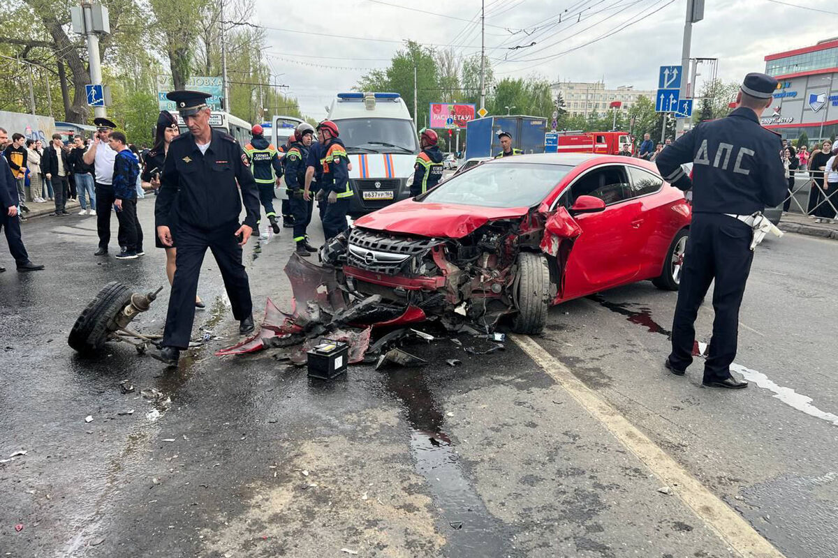 Четыре человека пострадали в Саратове при массовом ДТП на автобусной  остановке - Газета.Ru | Новости