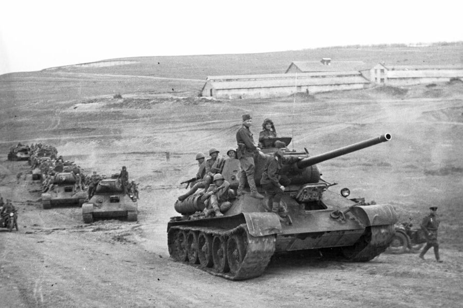 <b>Т-34-85 </b>
<br><br>
Обновленная версия знаменитого среднего Т-34 с&nbsp;85-мм пушкой, которая обеспечивала превосходство над&nbsp;средними немецкими танками. «Тридцатьчетверка» была очень маневренным танком, что позволяло при&nbsp;грамотной тактике обходить тяжелых немецких «зверей» с&nbsp;флангов и поражать их в&nbsp;слабозащищенные корму и борт. Улучшенная броня Т-34-85, впрочем, все равно была довольно слабой и не выдерживала попаданий тяжелых немецких снарядов &mdash; например, из&nbsp;88-мм пушки «Тигра». Страдали Т-34-85 и от огня «панцерфаустов». Хотя, например, дизельный двигатель было сложнее поджечь попаданием, нежели бензиновые движки американских танков.
<br><br>
Всего было выпущено почти 30&nbsp;тыс. танков Т-34-85.
