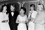 Принцесса Маргарет (в центре) и участники группы ABBA за кулисами церемонии вручения наград премии Carl-Alan group award в Лондоне, 1978 год