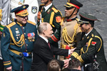 Президент РФ Владимир Путин на Красной площади в Москве на военном параде, посвященном 80-летию Победы в Великой Отечественной войне, 09 мая 2025 года. Слева: главнокомандующий сухопутными войсками РФ генерал Олег Салюков