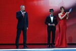 Губернатор Санкт-Петербурга Александр Беглов выступает на концерте в рамках праздника выпускников «Алые паруса» в Санкт-Петербурге. Справа - ведущие Дмитрий Хрусталев и Дарья Блохина, 28 июня 2025 года