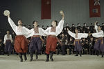 Краснознаменный ансамбль песни и пляски Советской армии им. А.В. Александрова выступает на сцене в Канаде, 1962 год
