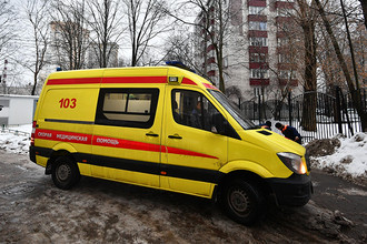 Автомобиль скорой помощи на Ельнинской улице на западе Москвы, 27 декабря 2016 года