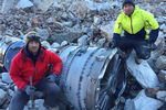 Дэн Фатрелл и Исаак Стоунер с одним из двигателей разбившегося в 1985 году самолета Eastern Airlines. Боливия, май 2016 года