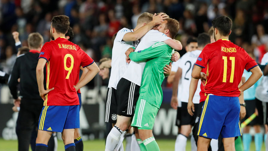 Игроки сборной Германии до 21 года празднуют победу над командой Испании в финале молодежного Евро-2017 на фоне грустящих Марко Асенсио и Борхи Майораля