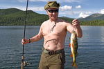 Президент России Владимир Путин во время рыбалки на озерах в Туве в первых числах августа 2017 года