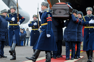 Военнослужащие на церемонии прощания с летчиком Романом Филиповым в Воронеже, 8 февраля 2018 года