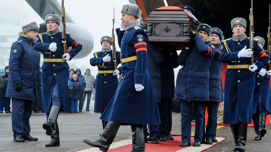 Военнослужащие на церемонии прощания с летчиком Романом Филиповым в Воронеже, 8 февраля 2018 года