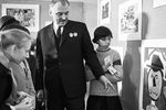 Сергей Михалков на выставке «Рисунки детей США» в Доме дружбы с народами зарубежных стран в Москве, 1964 год