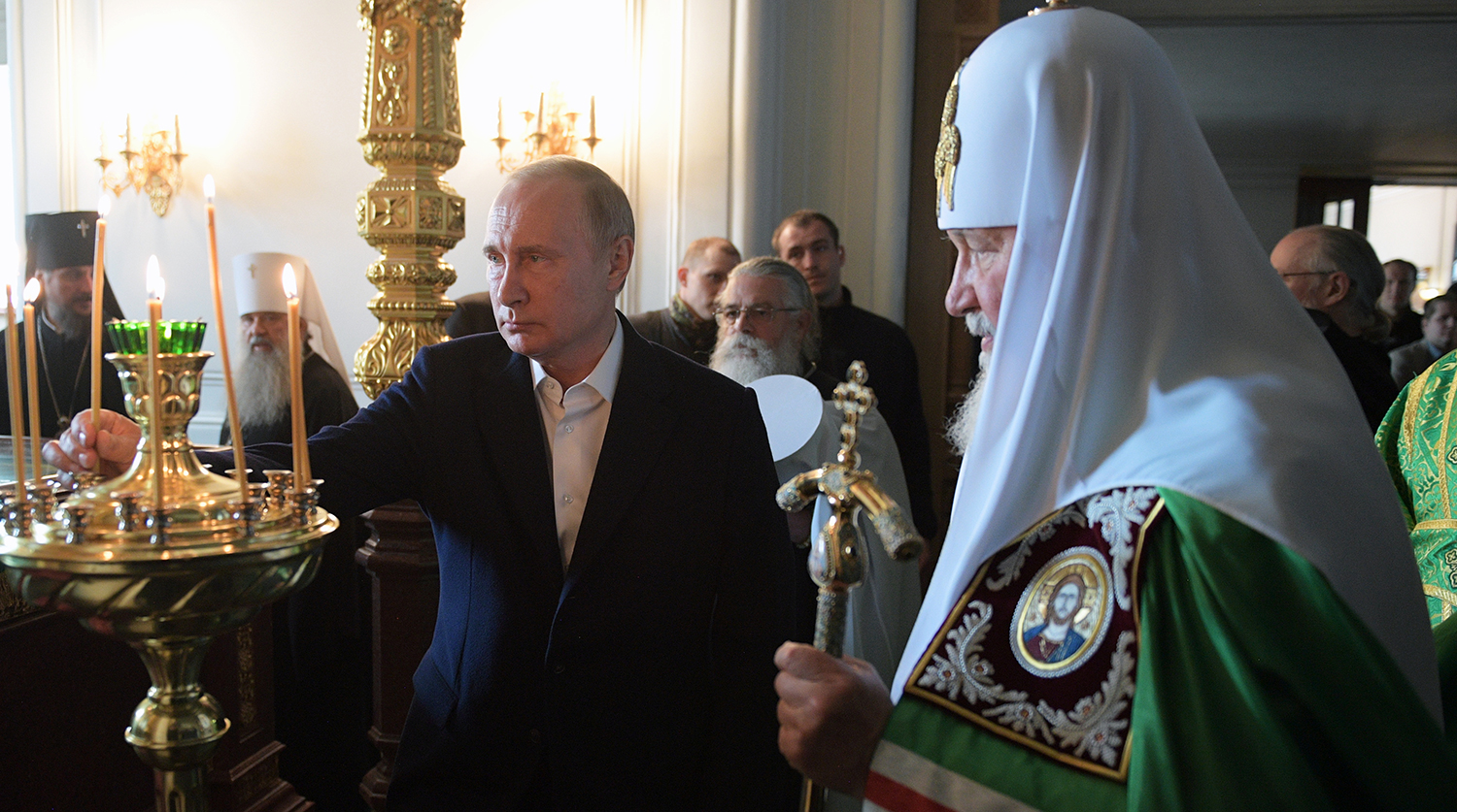 Президент России Владимир Путин и патриарх Московский и всея Руси Кирилл во время посещения Спасо-Преображенскиого Валаамского ставропигиального монастыря, 11 июля 2018 года