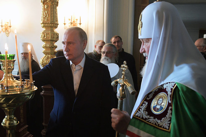 Президент России Владимир Путин и патриарх Московский и всея Руси Кирилл во время посещения Спасо-Преображенскиого Валаамского ставропигиального монастыря, 11 июля 2018 года