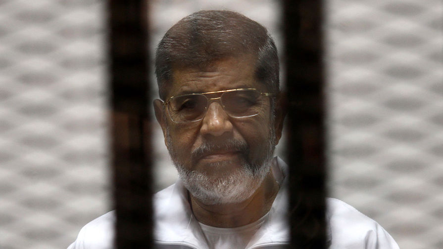 2014 год. Бывший президент Египта Мухаммед Мурси во время суда в Каире