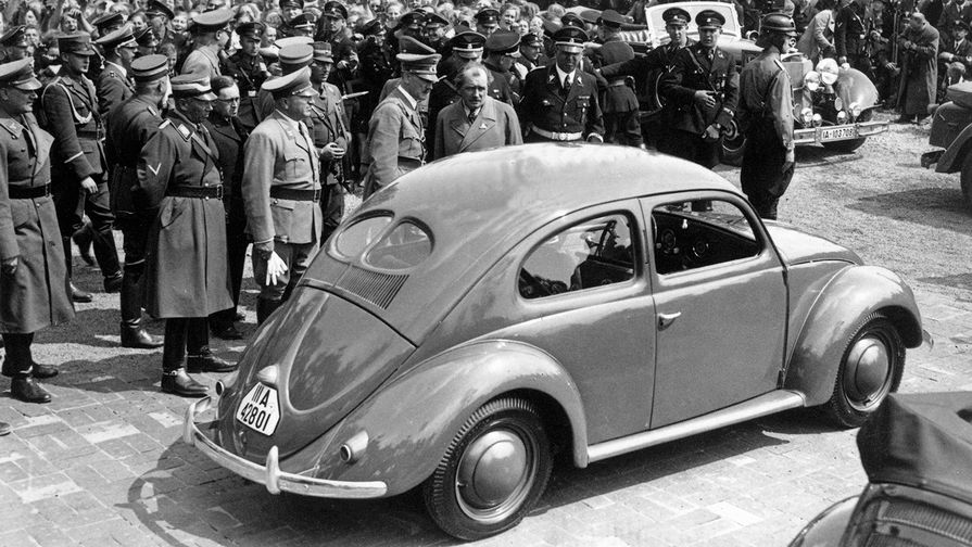 Адольф Гитлер и Volkswagen Kafer во время церемонии основания фабрики марки в Вольфсбурге, 1938 год