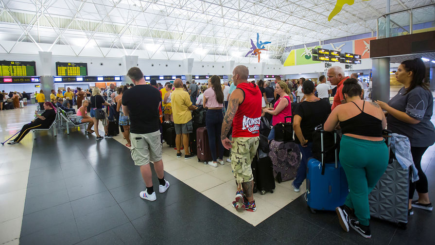 Пассажиры на стойках регистрации Thomas Cook в испанском аэропорту Пальма-де-Майорка, 23 сентября 2019 года