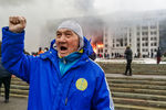 Протестующие возле горящего здания акимата Алма-Аты, 5 января 2022 года
