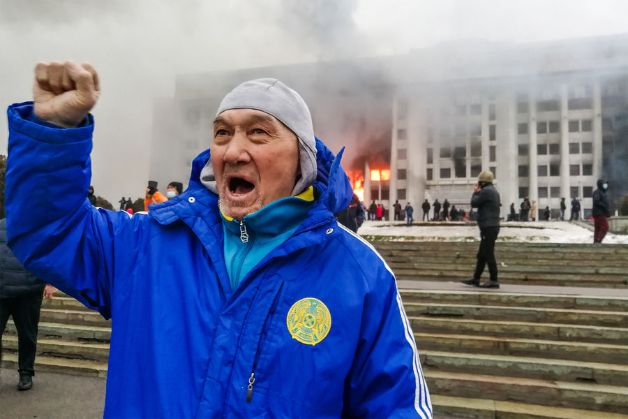 Протестующие возле горящего здания акимата Алма-Аты, 5&nbsp;января 2022&nbsp;года