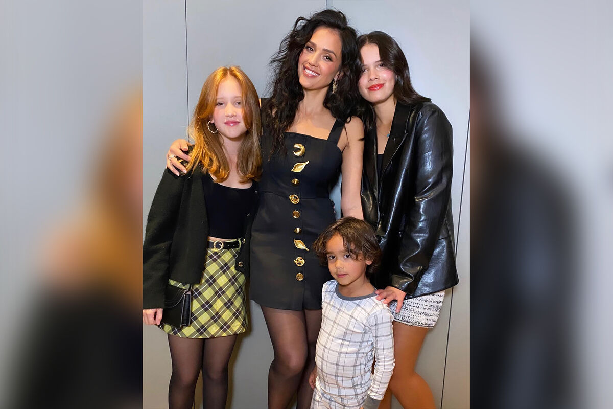 Джессика Альба опубликовала фото с дочерьми в мини-юбках - Газета.Ru |  Новости
