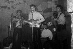 Одна из первых фотографий группы The Beatles. Пол Маккартни, Джон Леннон, Джордж Харрисон и барабанщик Пит Бест выступают в клубе Cavern в Ливерпуле летом 1961 года
