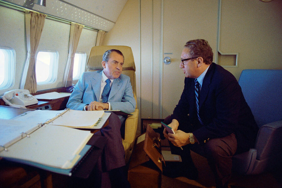 Президент США Ричард Никсон и советник по&nbsp;национальной безопасности Генри Киссинджер во время полета в&nbsp;Китай, 1972&nbsp;год