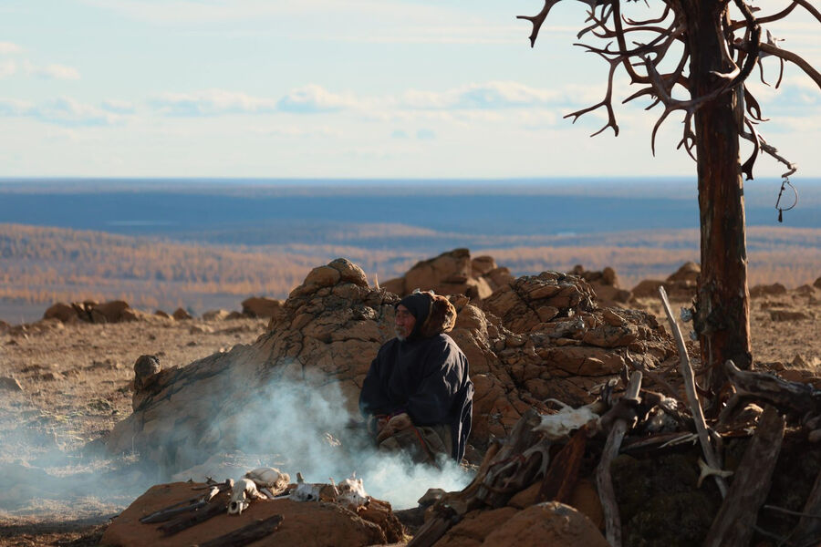 Игровой дебют документалиста Владимира Головнева относится к&nbsp;редкой породе картин, что сочетают умопомрачительную красоту (близкая к&nbsp;гениальности работа оператора Артема Анисимова) с&nbsp;подлинной отвагой. Это действительно смелое, особенно по&nbsp;нынешним временам, высказывание, заходящее не только в&nbsp;религиозную степь, но и в&nbsp;политическую, антиколониальную: рай здесь обещают как на&nbsp;небе, так и на&nbsp;земле, однако за&nbsp;дружелюбными улыбками скрывается уродливая болезнь — и, кажется, никто ни во что по-настоящему не верит. Бонус — блестящая работа Никиты Ефремова в&nbsp;роли мальчика, который кричал: «Бог!»
<br><br>
<b>Оценка:</b> 3,5/5