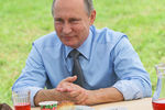  Владимир Путин во время встречи с работниками полевого стана агрофирмы «Дмитрова Гора»