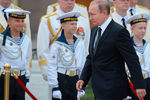 Президент России Владимир Путин на параде в честь Дня ВМФ на Сенатской площади в Санкт-Петербурге