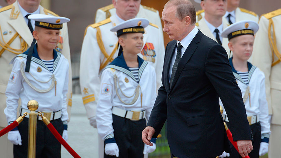 Президент России Владимир Путин на&nbsp;параде в&nbsp;честь Дня ВМФ на&nbsp;Сенатской площади в&nbsp;Санкт-Петербурге
