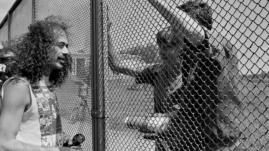 Гитарист Карлос Сантана и советская молодежь перед&nbsp;концертом на&nbsp;стадионе в&nbsp;московском Измайлово, 4&nbsp;июля 1987&nbsp;года