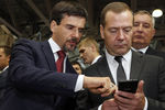 Дмитрий Медведев со смартфоном Inoy во время посещения выставки «Импортозамещение» в Москве, 12 сентября 2017 года