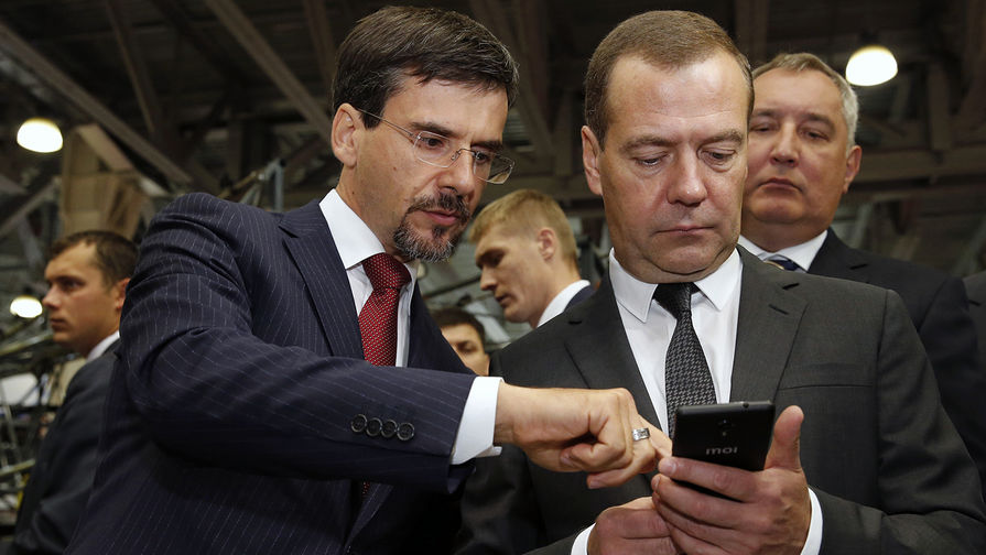 Дмитрий Медведев со смартфоном Inoy во время посещения выставки &laquo;Импортозамещение&raquo; в&nbsp;Москве, 12 сентября 2017 года