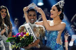 Победительница конкурса «Мисс Вселенная - 2019» Зозибини Тунзи (ЮАР). Корону ей вручила победительница прошлого года, уроженка Филиппин Катриона Грэй (справа), 9 декабря 2019 года
