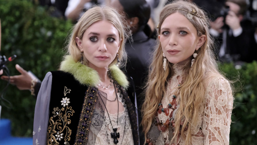 Американский совет дизайнеров CFDA трижды называл сестер Олсен лучшими дизайнерами года. По данным СМИ, бренд, который продает вещи в среднем за $1000, зарабатывает от $100 до $200 млн в год.
<br>На фото: сестры Олсен на ежегодном благотворительном балу Метрополитен-музея в 2017 году