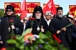 Представители духовенства во время церемонии у Советского военного мемориала в честь Дня Победы и 80-й годовщины окончания Второй мировой войны в Европе в Трептов-парке в Берлине, Германия, 9 мая 2025 года
