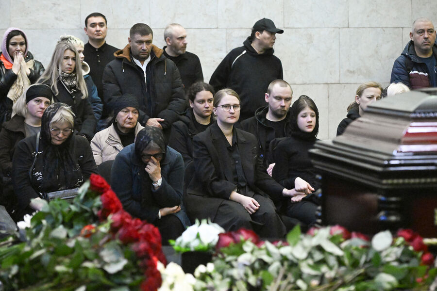 Жена актера Романа Попова Юлия с&nbsp;дочерью и мать Светлана на&nbsp;церемонии прощания в&nbsp;Центральной клинической больнице (ЦКБ) в&nbsp;Москве, 1&nbsp;ноября 2025&nbsp;года