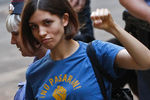 Участница Pussy Riot Надежда Толоконникова (признана в РФ иностранным агентом) перед судебным слушанием в Москве, август 2012 года