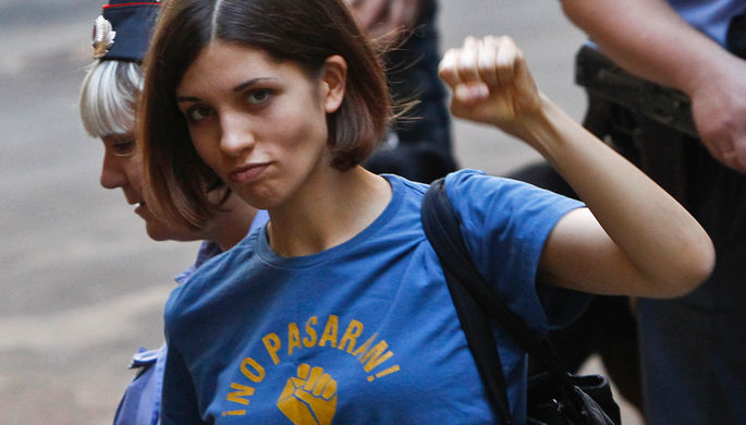 Участница Pussy Riot Надежда Толоконникова перед судебным слушанием в Москве, август 2012 года