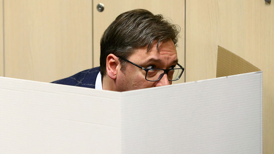 Сербский премьер-министр Александар Вучич во время голосования в&nbsp;Белграде, 2 апреля 2017 года