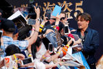 Джонни Депп раздает автографы на мировой премьере фильма «Пираты Карибского моря: Мертвецы не рассказывают сказки» в Шанхае