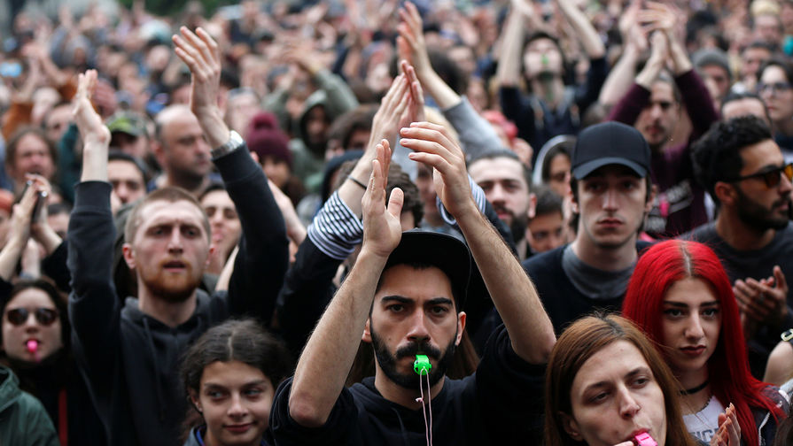 Тбилиси. 12 мая 2018 года. Молодежь протестует против действий полиции, которая провела обыски в ночных клубах столицы Грузии. Рейд проходил в рамках операции по борьбе с наркоторговлей