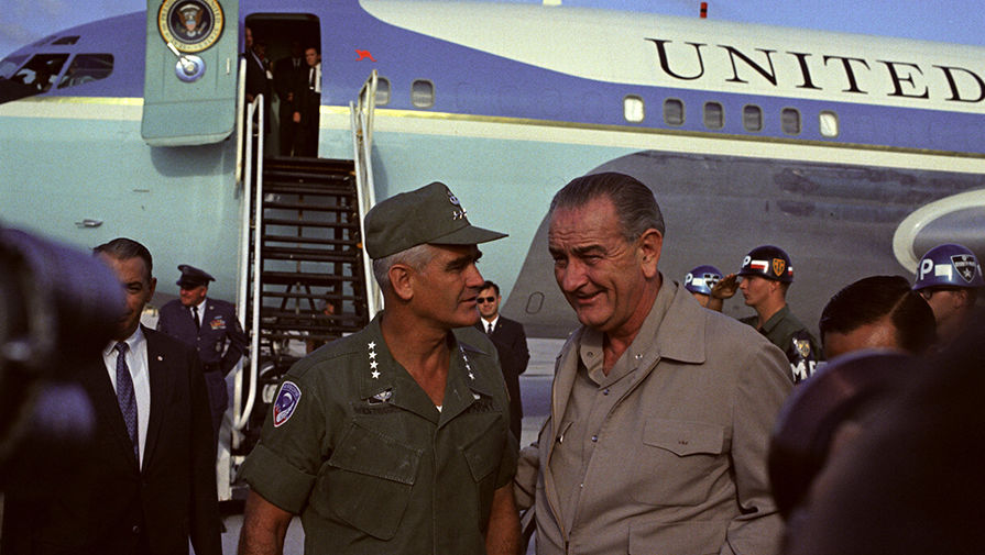 Президент США Линдон Джонсон с генералом Уильямом Уэстморлендом во Вьетнаме, 1967 год