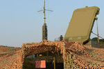 Многофункциональный радиолокатор 92Н6Е ЗРС С-400 на стартовой позиции зенитного ракетного дивизиона